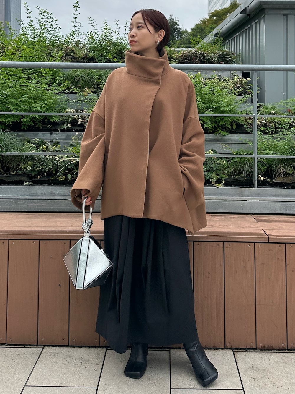 イエロー系のその他アウター、グレー系のワンピース、シルバー系のハンドバッグを着用したレディースの秋コーディネートの2枚目の写真