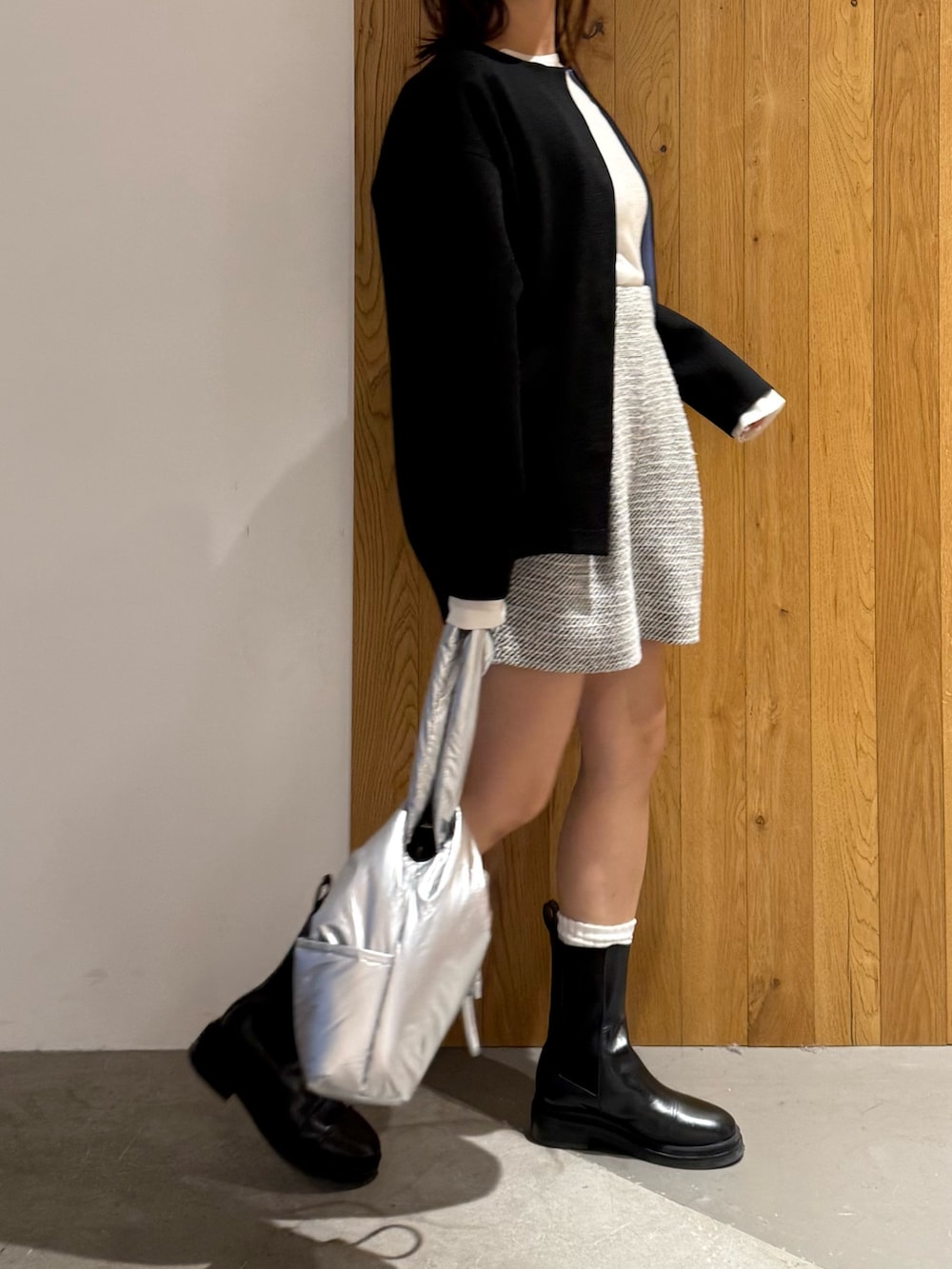 ホワイト系のニット/セーター、その他のその他パンツ、シルバー系のハンドバッグを着用したレディースの冬コーディネートの4枚目の写真