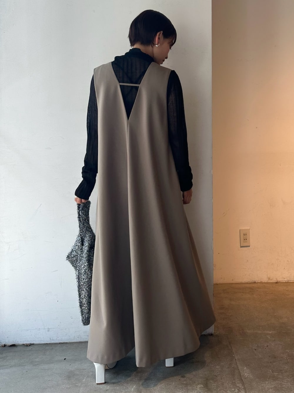 「ELENDEEK、エレンディーク、ジャンスカ、ジャンスカコーデ、ワンピース、ワンピーススタイル、シアーニット、秋コーデ、低身長、ママコーデ、ママファッション、白ブーツ」｜「ELENDEEKのスクエアショートブーツ（ブーツ、ホワイト系）」を使った、azusaさん（レディース・153cm）の秋コーディネートの3枚目の写真