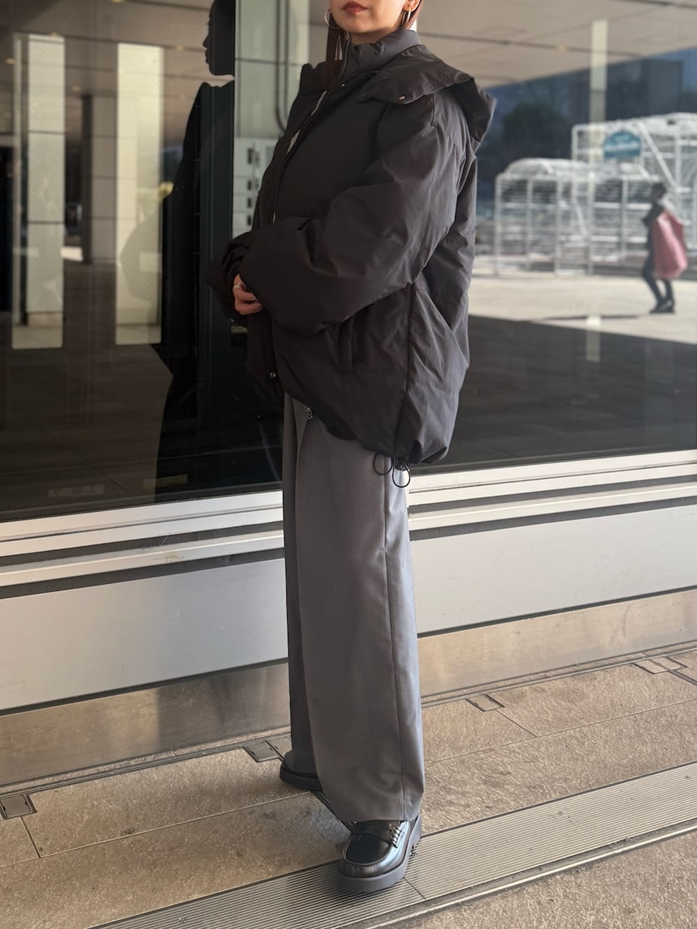 グレー系のニット/セーター、グレー系のその他パンツ、ブラック系のローファーを着用したレディースの冬コーディネートの3枚目の写真