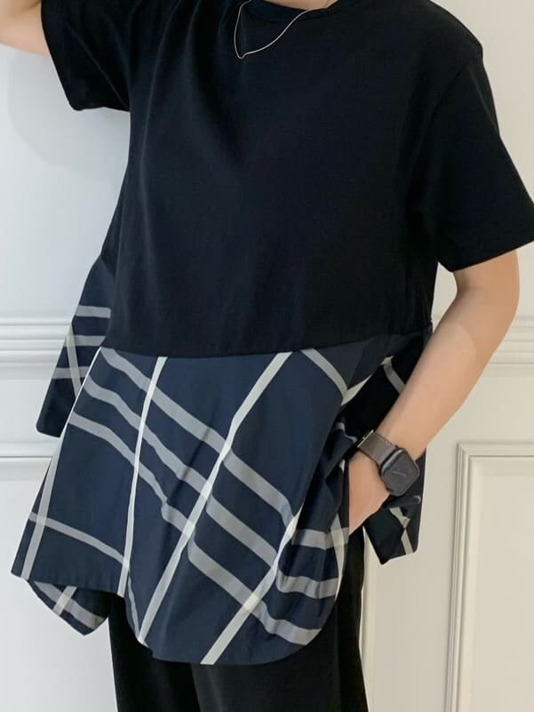 ブラック系のその他パンツ、その他のTシャツ/カットソーを着用したレディースの夏コーディネートの4枚目の写真