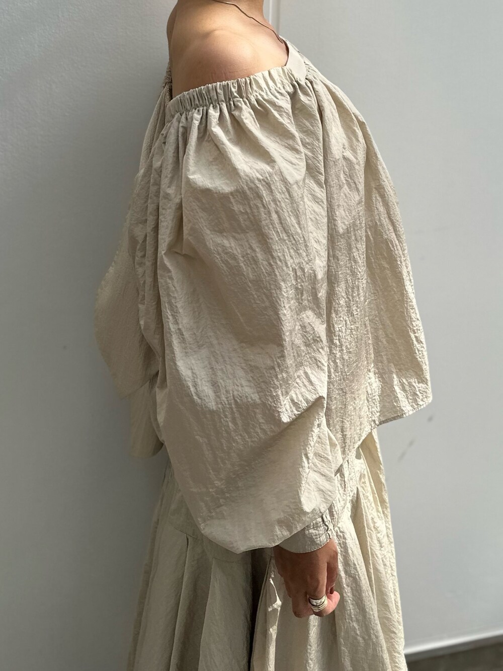 ベージュ系のブーツ、ベージュ系のスカート、ベージュ系のシャツ/ブラウスを着用したレディースの秋コーディネートの5枚目の写真