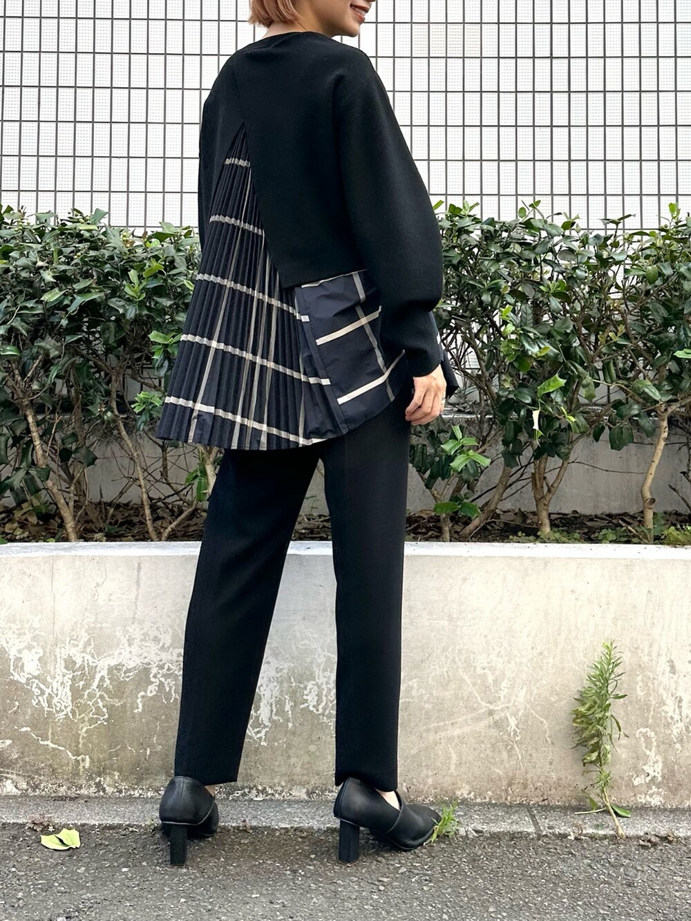 その他のニット/セーター、ブラック系のパンプス、ブラック系のその他パンツを着用したレディースの夏コーディネートの3枚目の写真