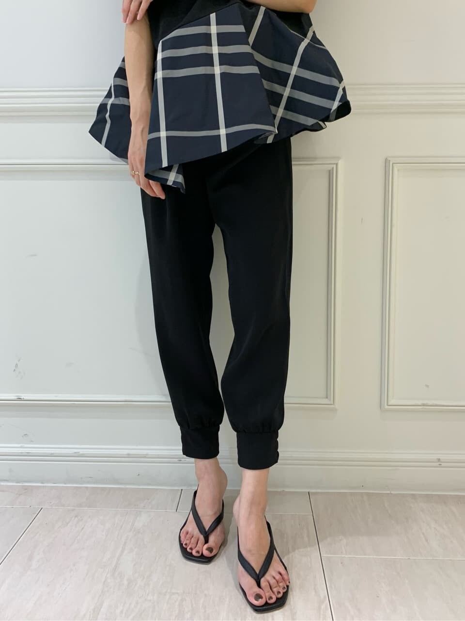 ブラック系のその他パンツ、その他のTシャツ/カットソーを着用したレディースの夏コーディネートの5枚目の写真