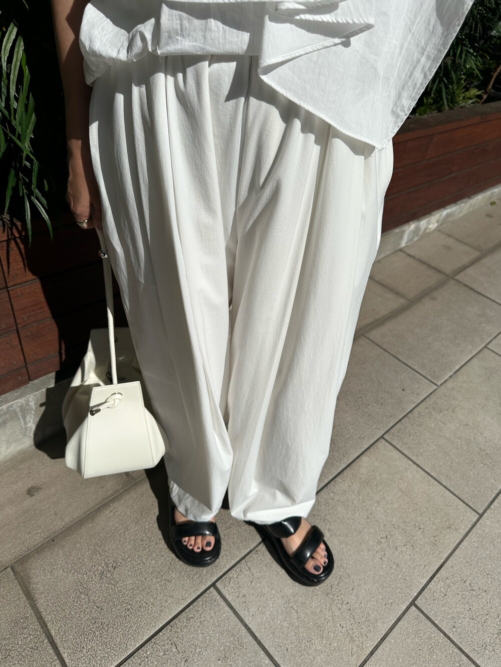 ホワイト系のシャツ/ブラウス、ホワイト系のその他パンツ、ホワイト系のハンドバッグを着用したレディースの春コーディネートの7枚目の写真