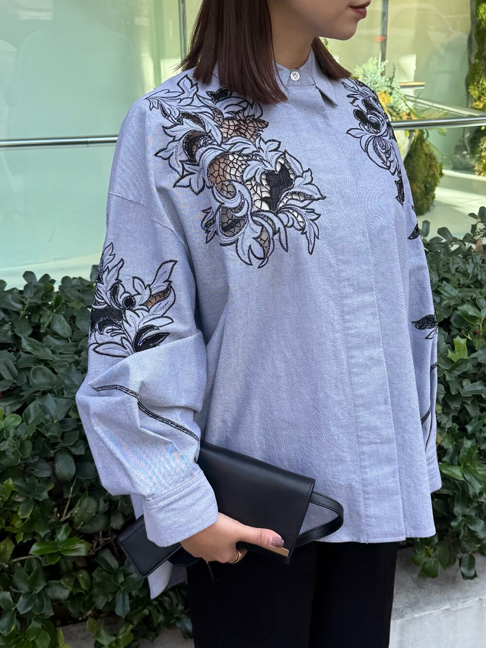 グレー系のシャツ/ブラウス、ブラック系のその他パンツ、シルバー系のパンプスを着用したレディースの冬コーディネートの4枚目の写真