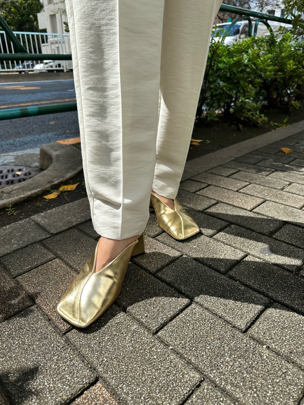 ゴールド系のパンプス、ホワイト系のその他パンツ、ホワイト系のシャツ/ブラウスを着用したレディースの冬コーディネートの9枚目の写真