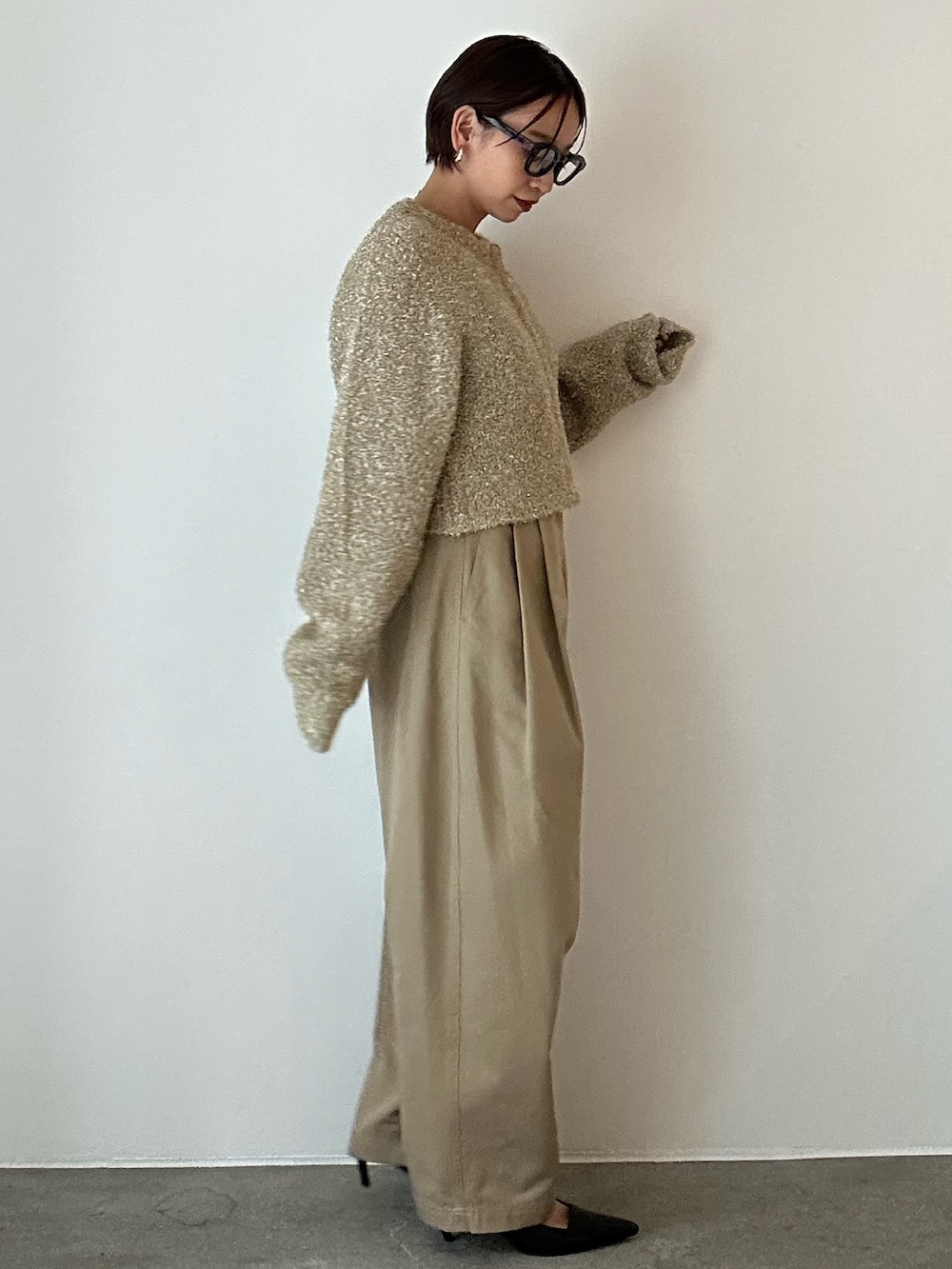 ゴールド系のカーディガン/ボレロ、ベージュ系のその他パンツ、ブラック系のサンダルを着用したレディースの冬コーディネートの4枚目の写真