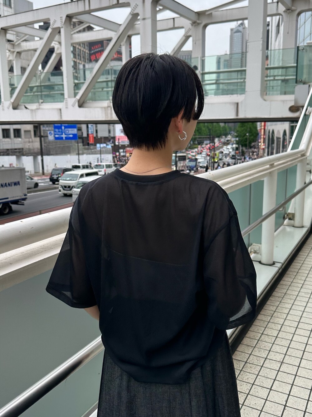 「ELENDEEK、エレンディーク、スカート、スカートスタイル、スカートコーデ、ロングスカート、プリーツスカート、メタリック、シルバー、キャミソール、プリーツ、シルバーシューズ、低身長、ママコーデ、ブラックコーデ」｜「ELENDEEKのSHINY CAMI SET SHEER CS（Tシャツ/カットソー、ブラック系）」を使った、azusaさん（レディース・153cm）の夏コーディネートの6枚目の写真