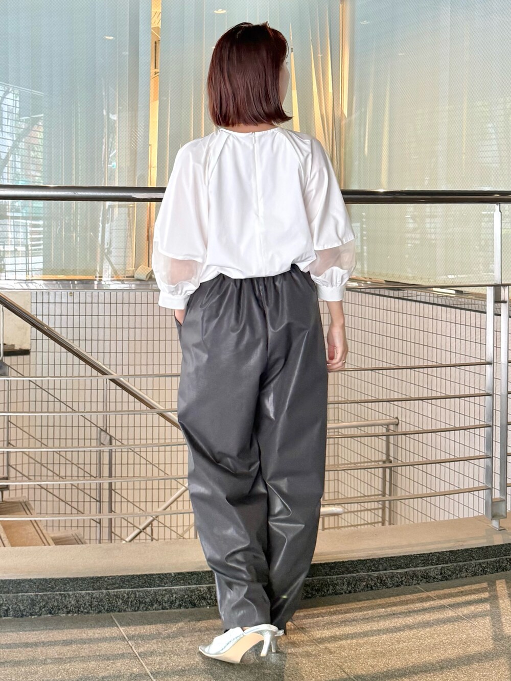 ホワイト系のシャツ/ブラウス、ブラック系のその他パンツ、シルバー系のサンダルを着用したレディースの夏コーディネートの6枚目の写真