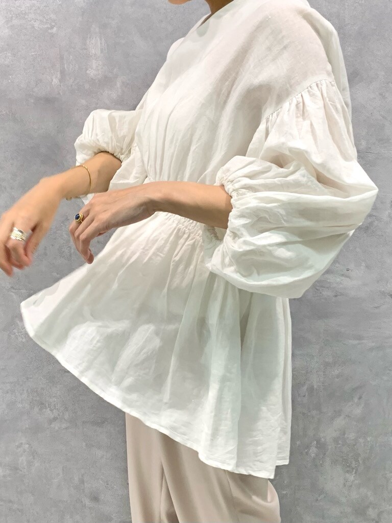 ブラウン系のその他パンツ、ベージュ系のサンダルを着用したレディースの春コーディネートの4枚目の写真