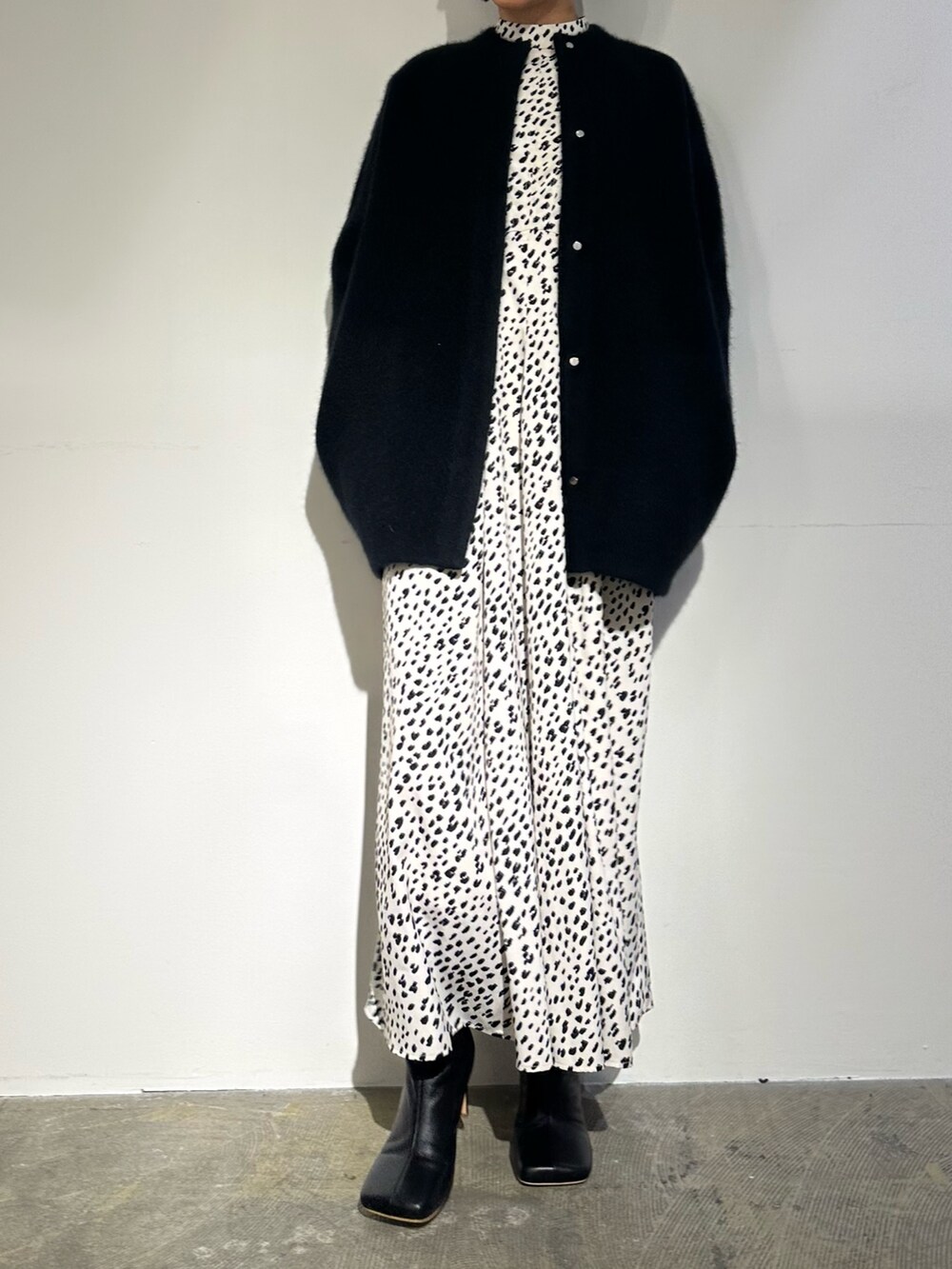 ブラック系のノーカラージャケット、その他のワンピース、ブラック系のブーツを着用したレディースの秋コーディネートの3枚目の写真