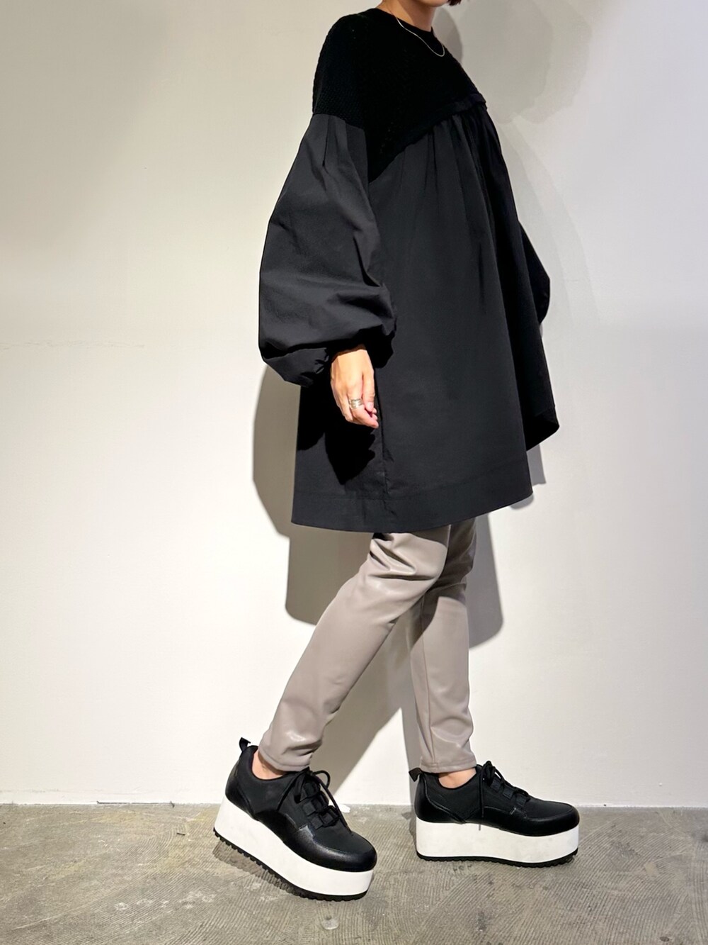 ブラック系のシャツ/ブラウス、ブラック系のスニーカー、グレー系のその他パンツを着用したレディースの夏コーディネートの3枚目の写真