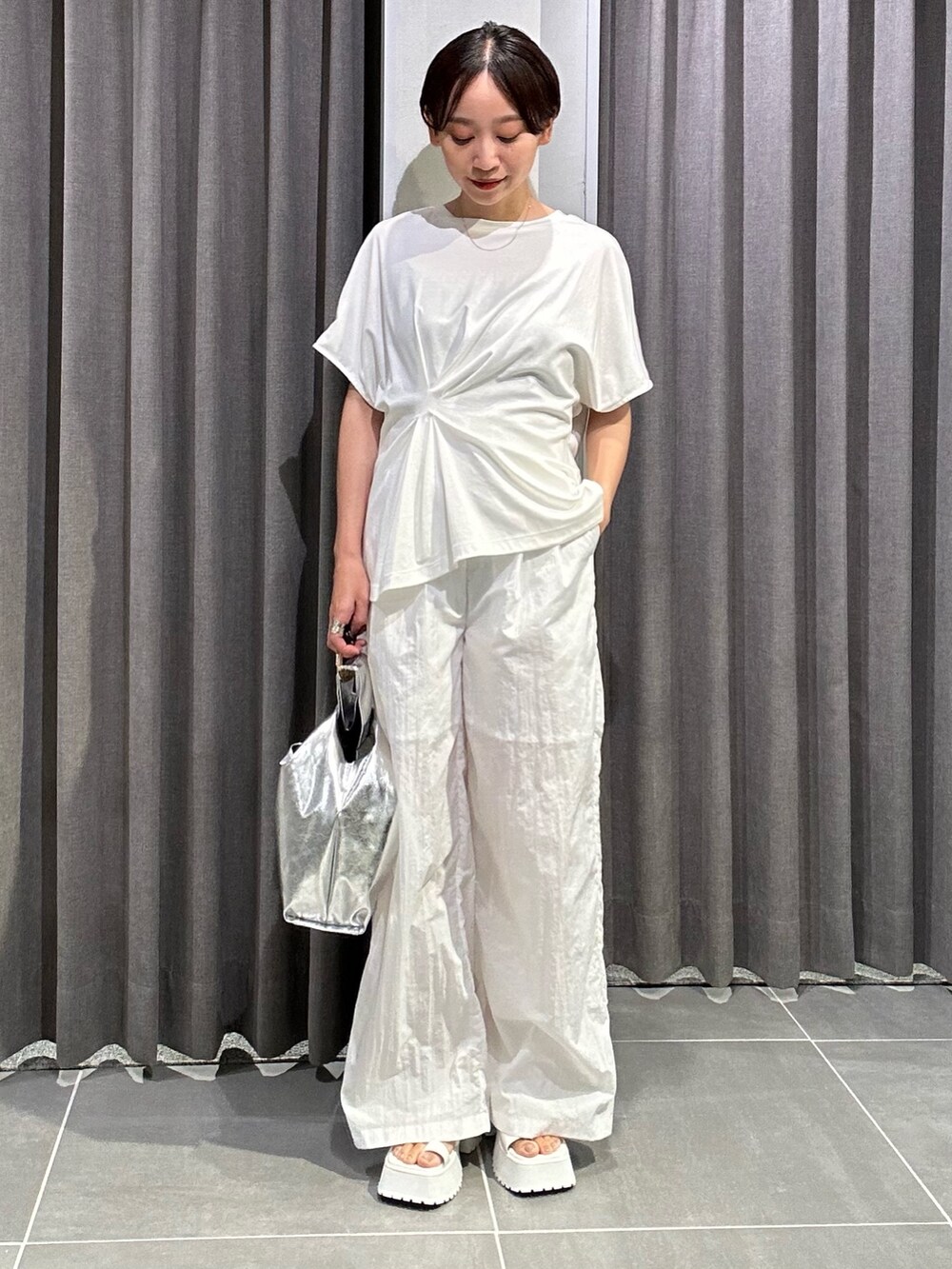 ホワイト系のTシャツ/カットソー、ホワイト系のその他パンツ、ホワイト系のサンダルを着用したレディースの夏コーディネートの2枚目の写真