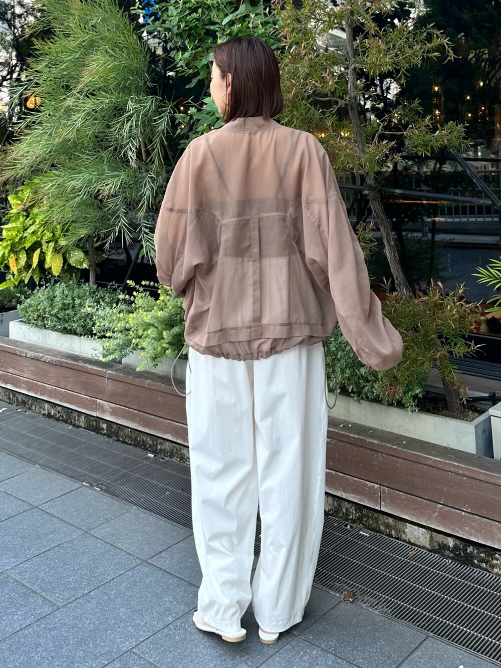 ホワイト系のサンダル、ホワイト系のその他パンツ、ベージュ系のブルゾンを着用したレディースの春コーディネートの3枚目の写真