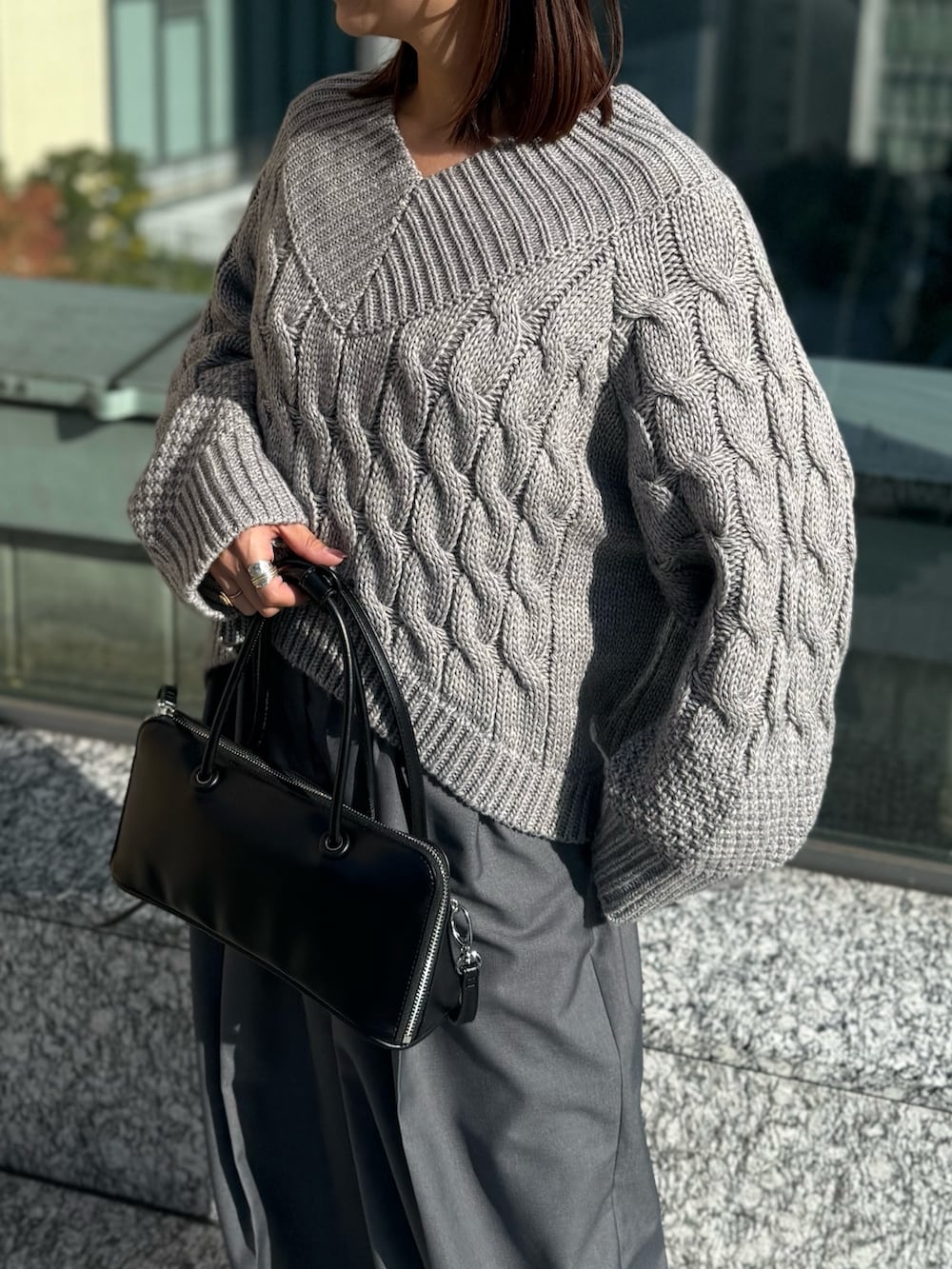 グレー系のその他パンツ、グレー系のニット/セーター、ブラック系のローファーを着用したレディースの冬コーディネートの8枚目の写真