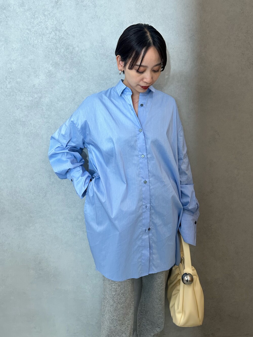 ブルー系のシャツ/ブラウス、グレー系のその他パンツ、ブラック系のブーツを着用したレディースの秋コーディネートの4枚目の写真