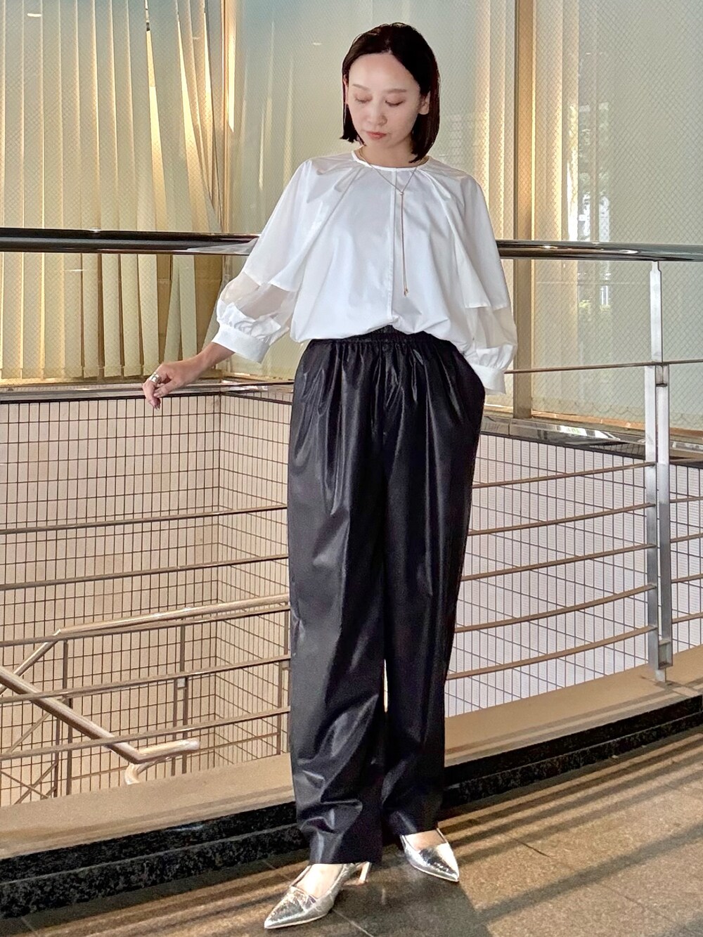 ホワイト系のシャツ/ブラウス、ブラック系のその他パンツ、シルバー系のサンダルを着用したレディースの夏コーディネートの2枚目の写真