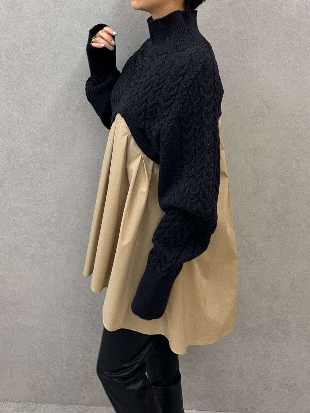 ブルー系のニット/セーター、ブラック系のその他パンツ、ブラック系のブーツを着用したレディースの秋コーディネートの5枚目の写真