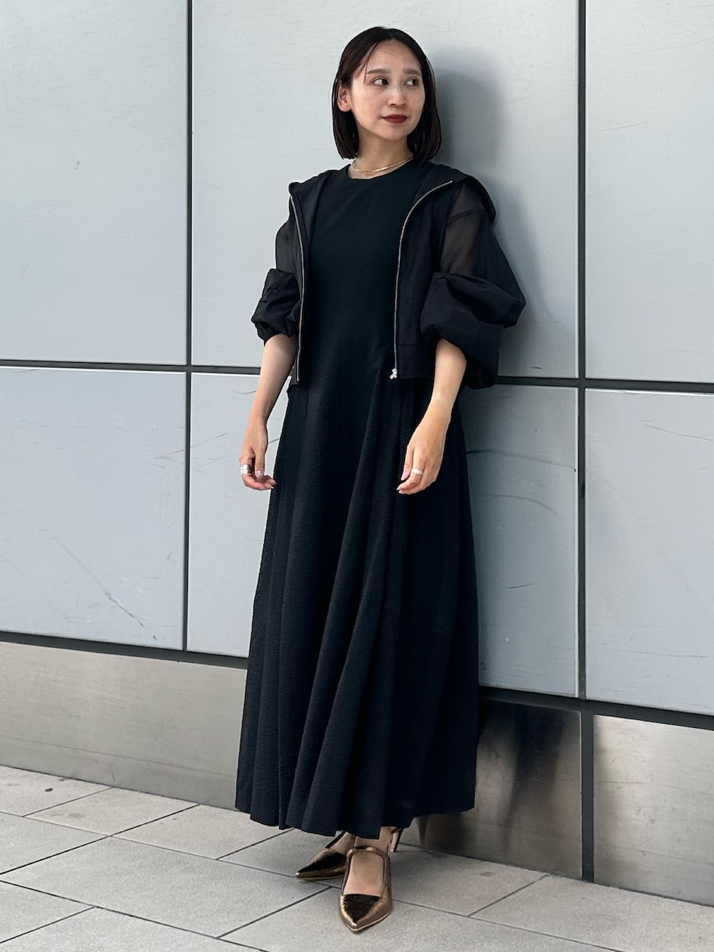 ブラック系のワンピース、その他のパンプス、ブラック系のブルゾンを着用したレディースの夏コーディネートの2枚目の写真