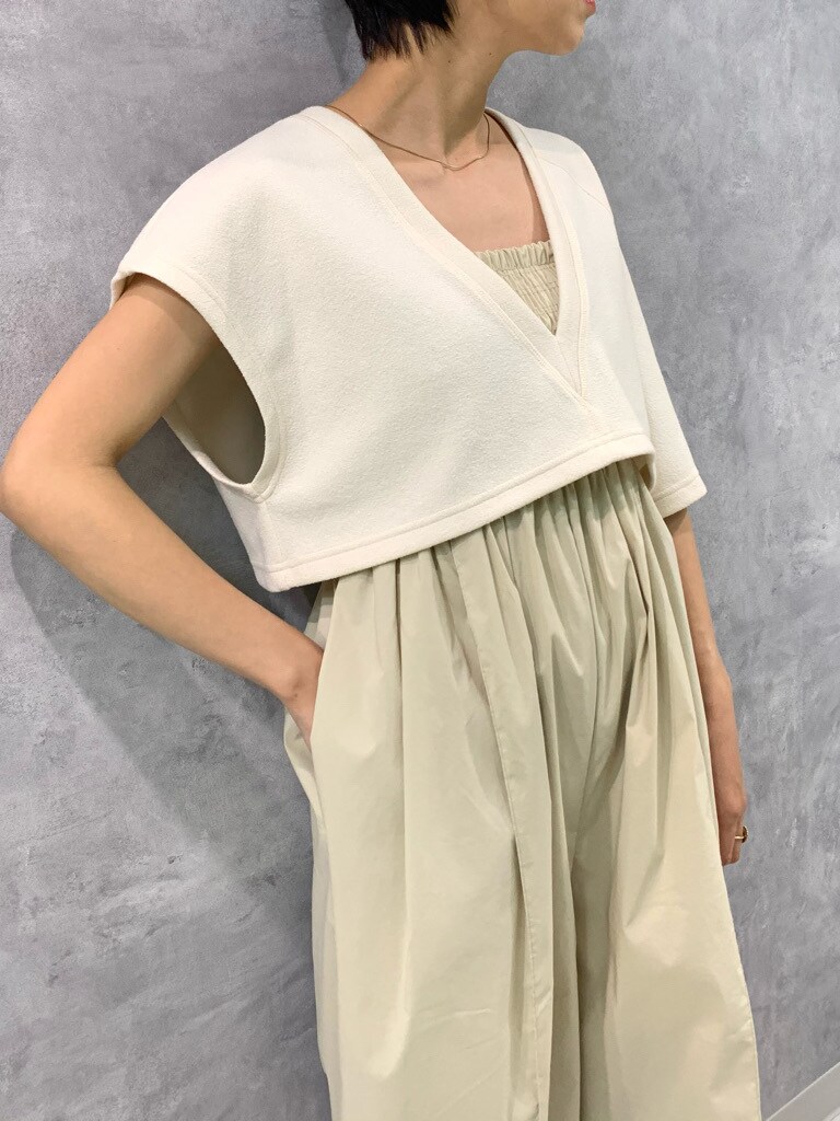 イエロー系のかごバッグを着用したレディースの春コーディネートの4枚目の写真