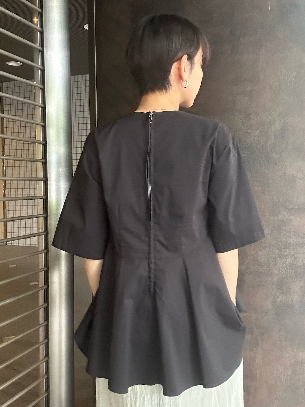 ブラック系のシャツ/ブラウス、グリーン系のスカート、ブラック系のサンダルを着用したレディースの夏コーディネートの8枚目の写真