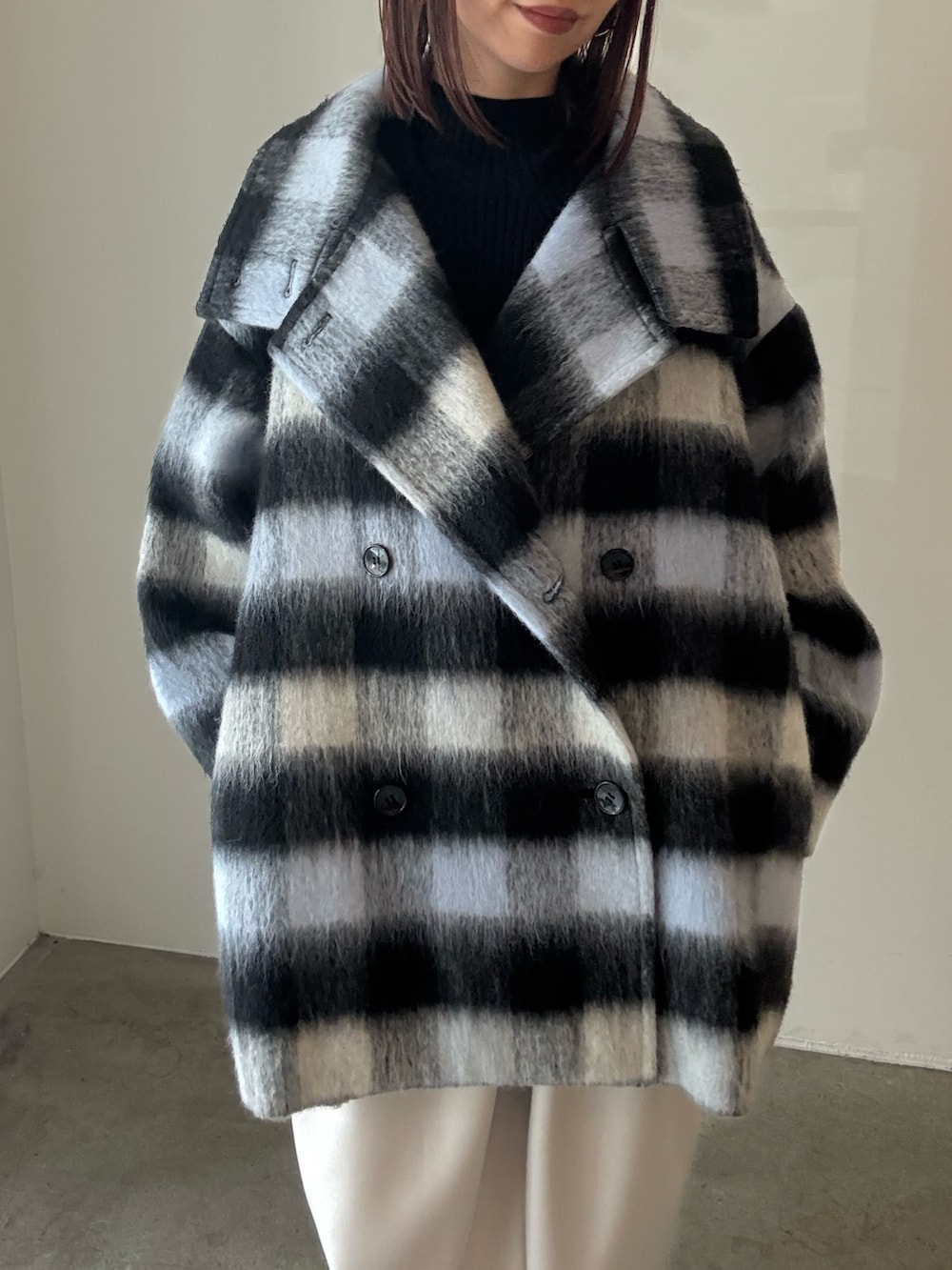 ホワイト系のその他パンツ、その他のその他アウターを着用したレディースの秋コーディネートの5枚目の写真