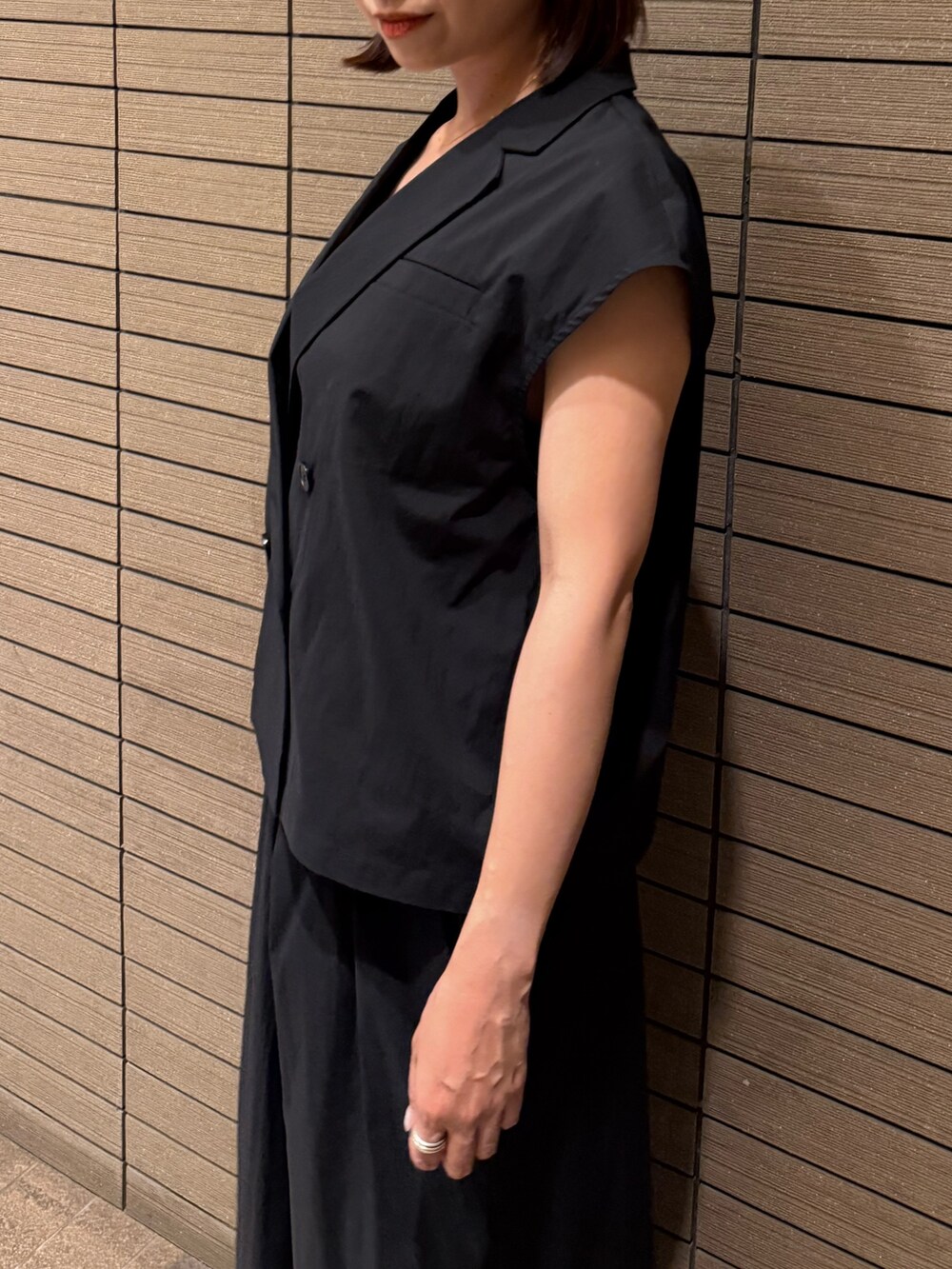 ブラック系のシャツ/ブラウス、ブラック系のスカート、ブラック系のサンダルを着用したレディースの夏コーディネートの9枚目の写真