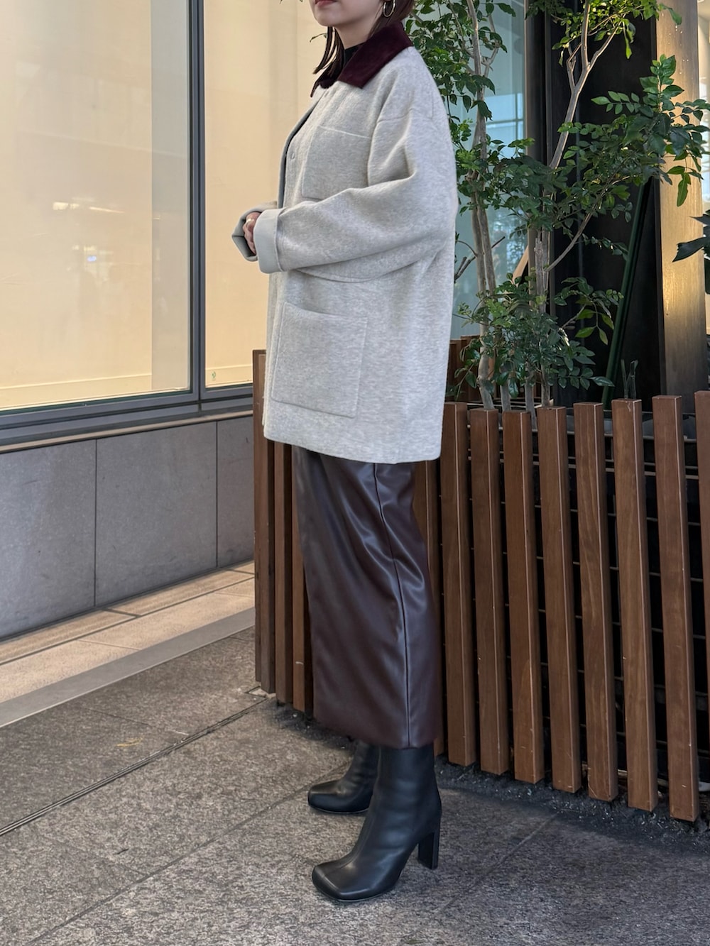 ブラウン系のスカート、ベージュ系のブルゾンを着用したレディースの秋コーディネートの4枚目の写真