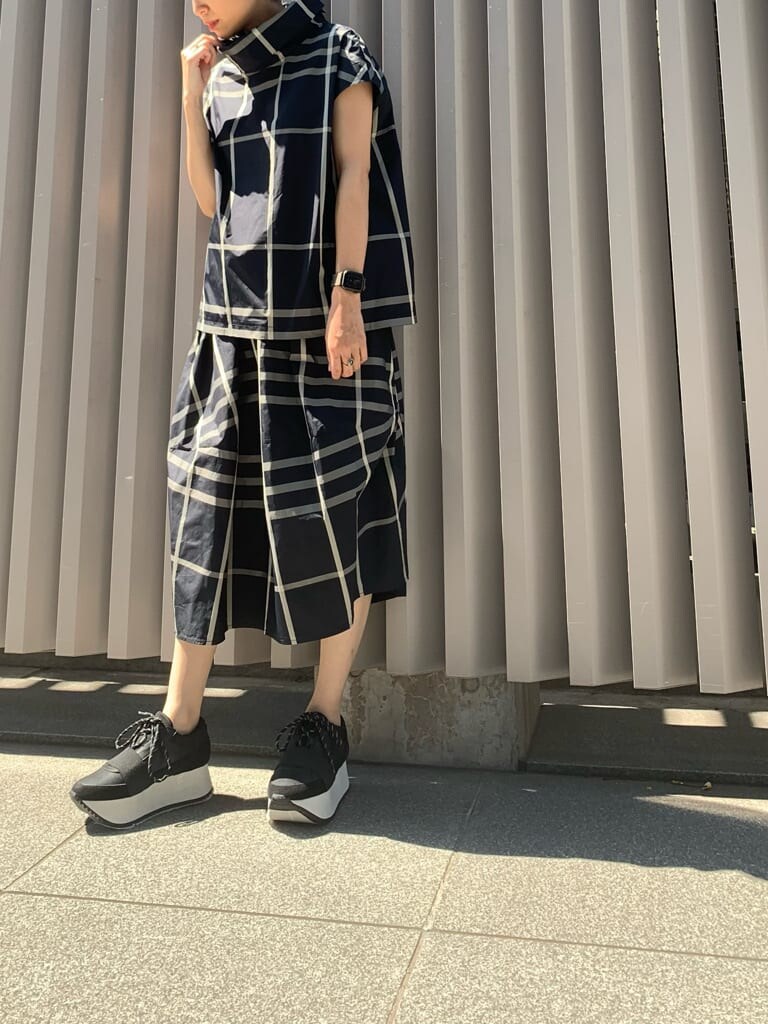 その他のスカートを着用したレディースの夏コーディネートの2枚目の写真