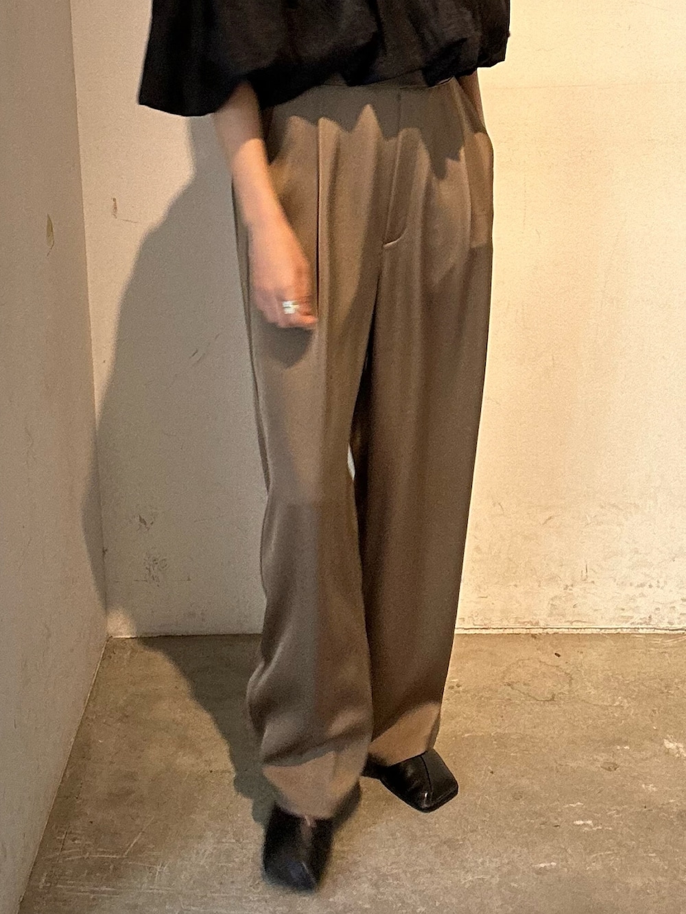 ブラック系のシャツ/ブラウス、ベージュ系のその他パンツ、ブラック系のパンプスを着用したレディースの春コーディネートの10枚目の写真