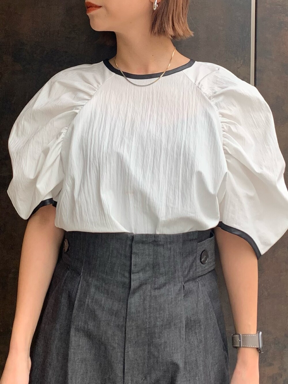 ブルー系のその他パンツ、ブラック系のハンドバッグ、ホワイト系のシャツ/ブラウスを着用したレディースの春コーディネートの5枚目の写真