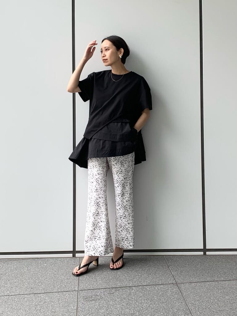 ブラック系のTシャツ/カットソー、ブラック系のその他パンツを着用したレディースの夏コーディネートの2枚目の写真