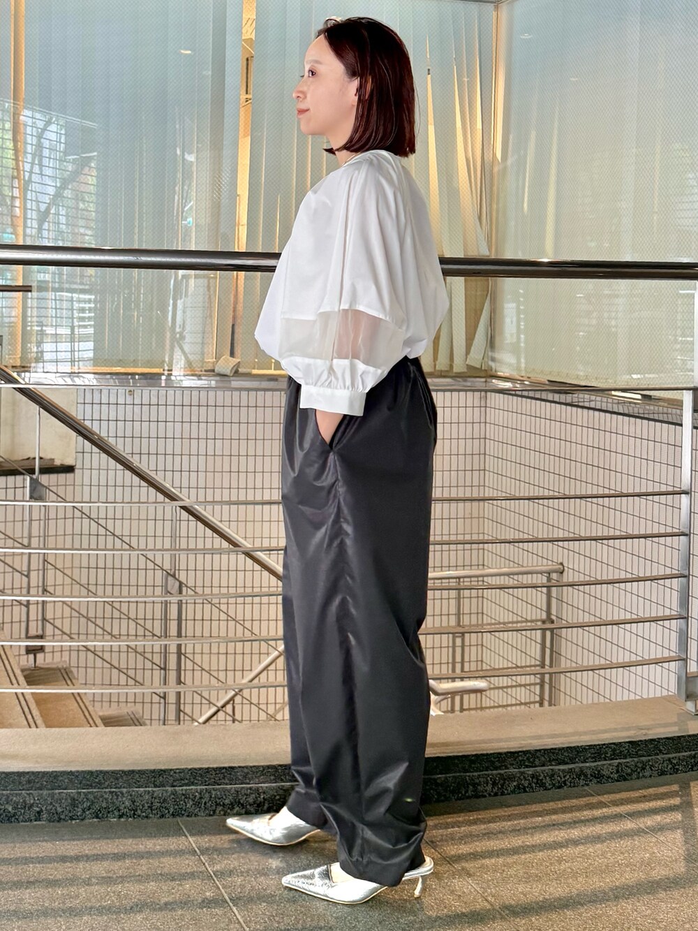 ホワイト系のシャツ/ブラウス、ブラック系のその他パンツ、シルバー系のサンダルを着用したレディースの夏コーディネートの5枚目の写真