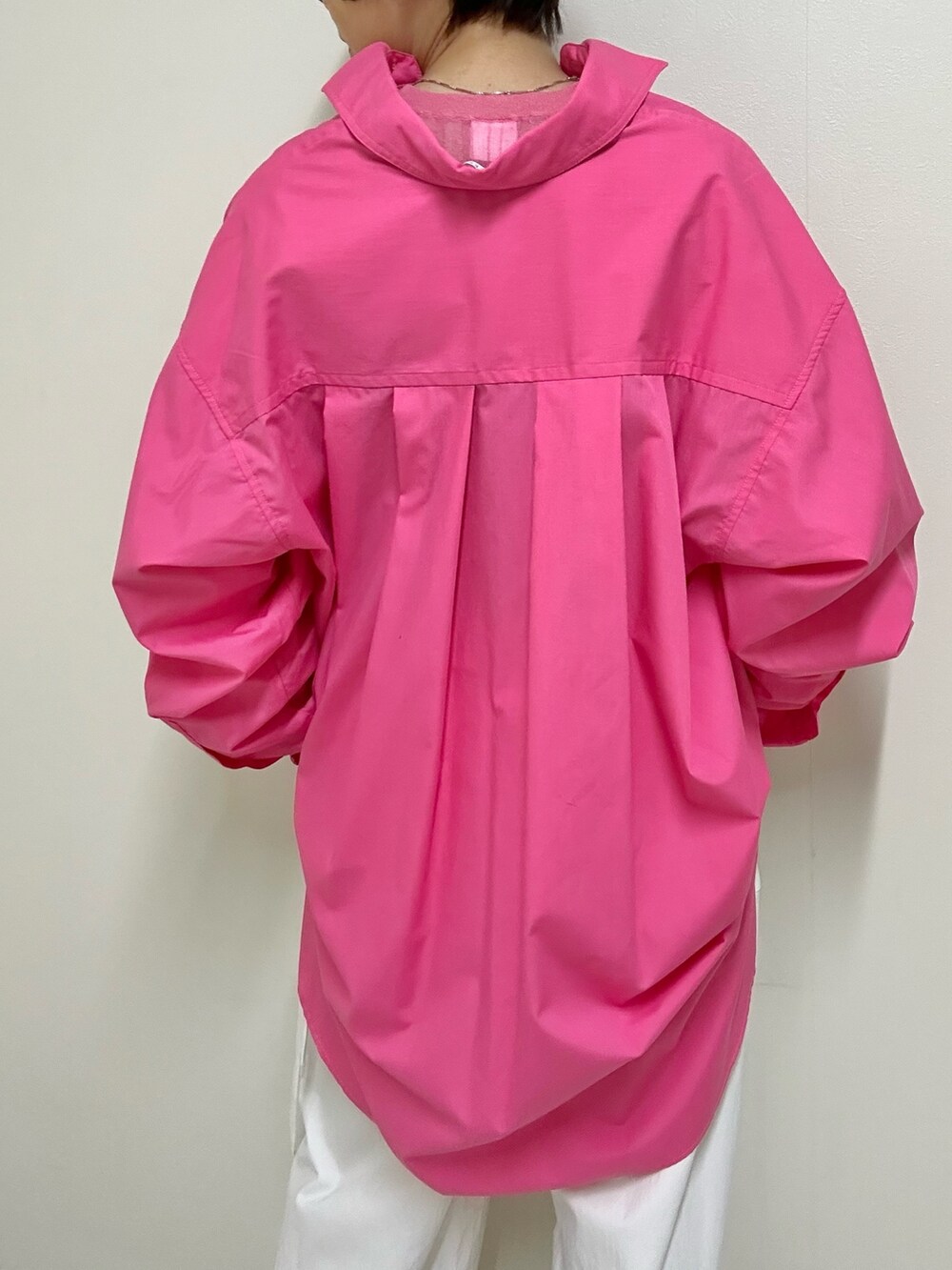 シルバー系のパンプス、ホワイト系のその他パンツ、ピンク系のシャツ/ブラウスを着用したレディースの春コーディネートの8枚目の写真