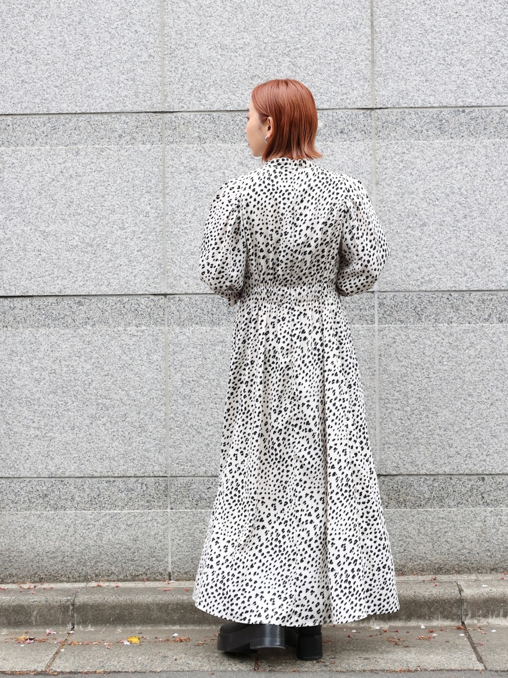 グリーン系のブルゾン、その他のワンピース、ブラック系のブーツを着用したレディースの春コーディネートの8枚目の写真