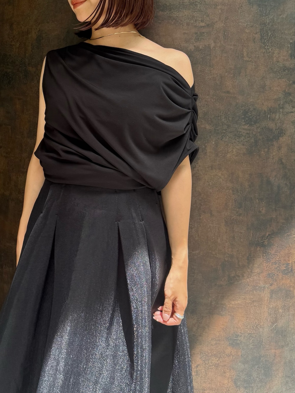 ブラック系のTシャツ/カットソー、その他のパンプス、ブラック系のスカートを着用したレディースの夏コーディネートの5枚目の写真