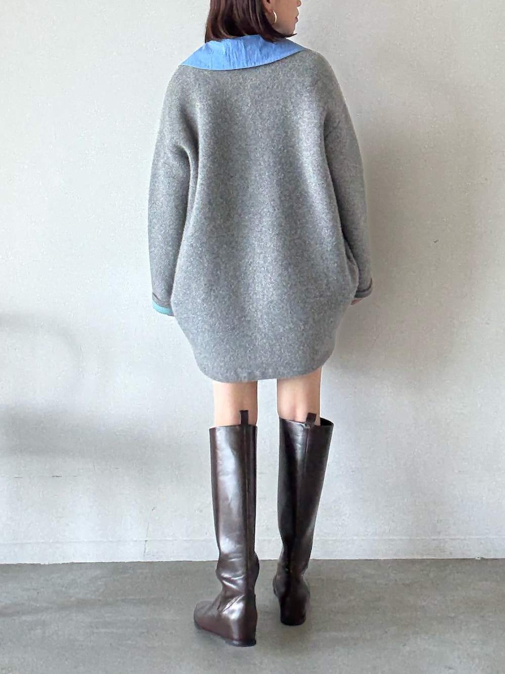 グレー系のカーディガン/ボレロ、グレー系のその他パンツ、ブラック系のブーツを着用したレディースの夏コーディネートの4枚目の写真