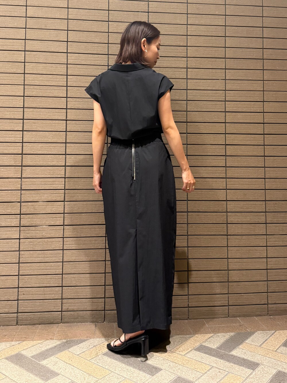 ブラック系のシャツ/ブラウス、ブラック系のスカート、ブラック系のサンダルを着用したレディースの夏コーディネートの4枚目の写真