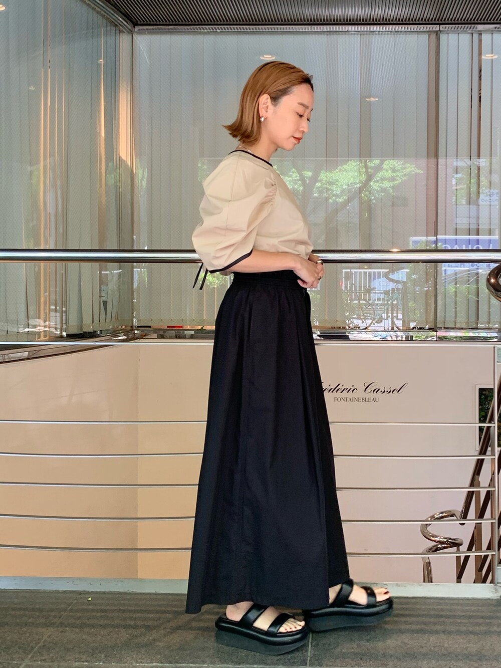 ブラック系のサンダル、ベージュ系のシャツ/ブラウス、ブラック系のその他パンツを着用したレディースの春コーディネートの3枚目の写真