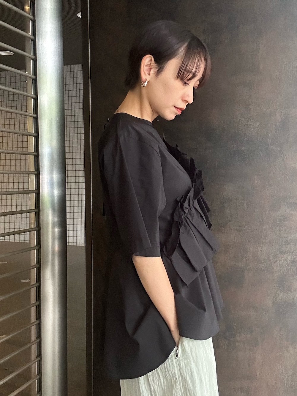 ブラック系のシャツ/ブラウス、グリーン系のスカート、ブラック系のサンダルを着用したレディースの夏コーディネートの7枚目の写真