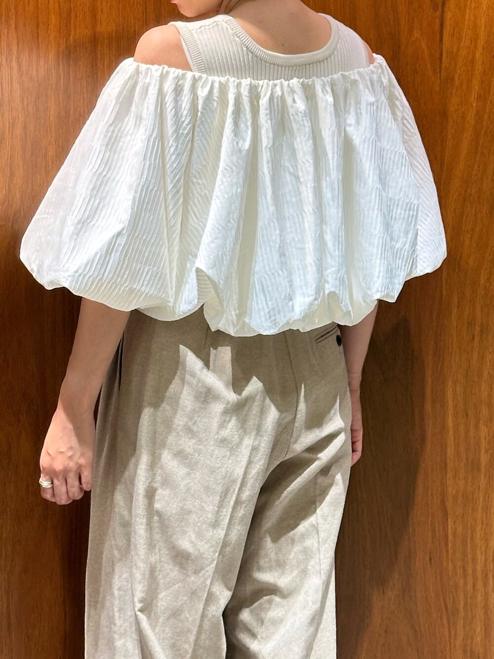 ホワイト系のシャツ/ブラウス、ベージュ系のその他パンツ、ブラック系のサンダルを着用したレディースの夏コーディネートの6枚目の写真