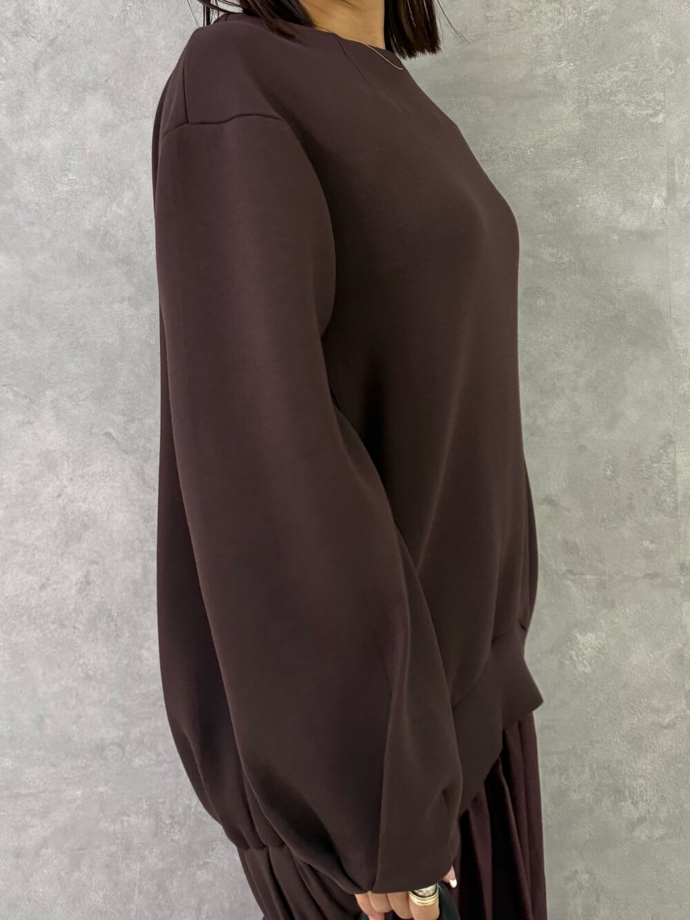 ブラウン系のワンピース、ブラック系のハンドバッグを着用したレディースの秋コーディネートの6枚目の写真