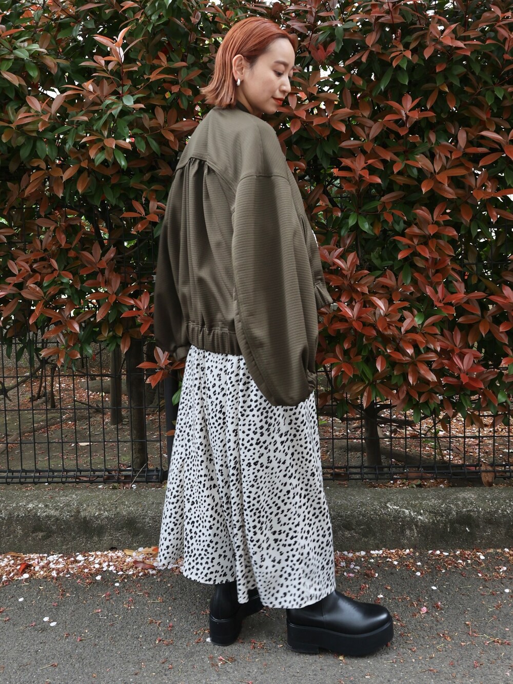 グリーン系のブルゾン、その他のワンピース、ブラック系のブーツを着用したレディースの春コーディネートの2枚目の写真