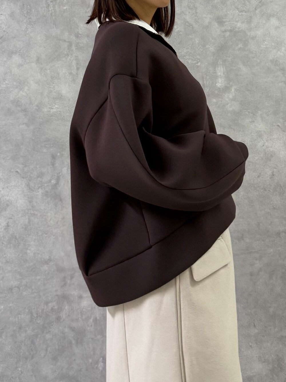 ブラウン系のTシャツ/カットソー、ホワイト系のスカート、ブラウン系のブーツを着用したレディースの秋コーディネートの6枚目の写真