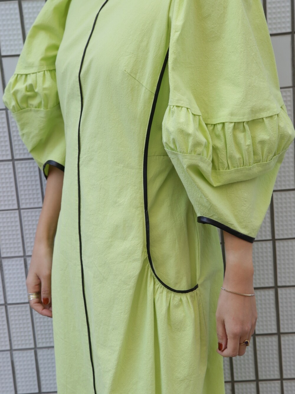 ブラック系のブーツ、グリーン系のワンピース、グリーン系のワンピースを着用したレディースの冬コーディネートの5枚目の写真