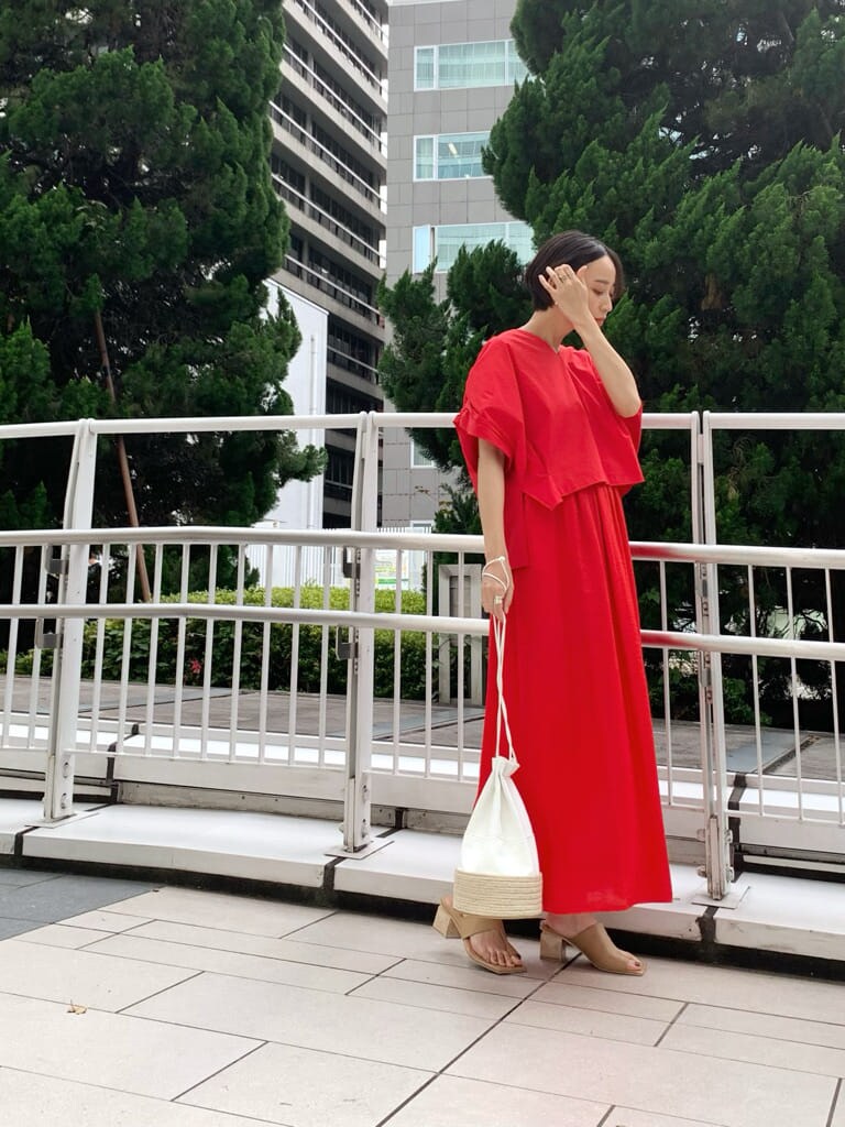 ベージュ系のサンダル、ホワイト系のハンドバッグを着用したレディースの夏コーディネートの2枚目の写真