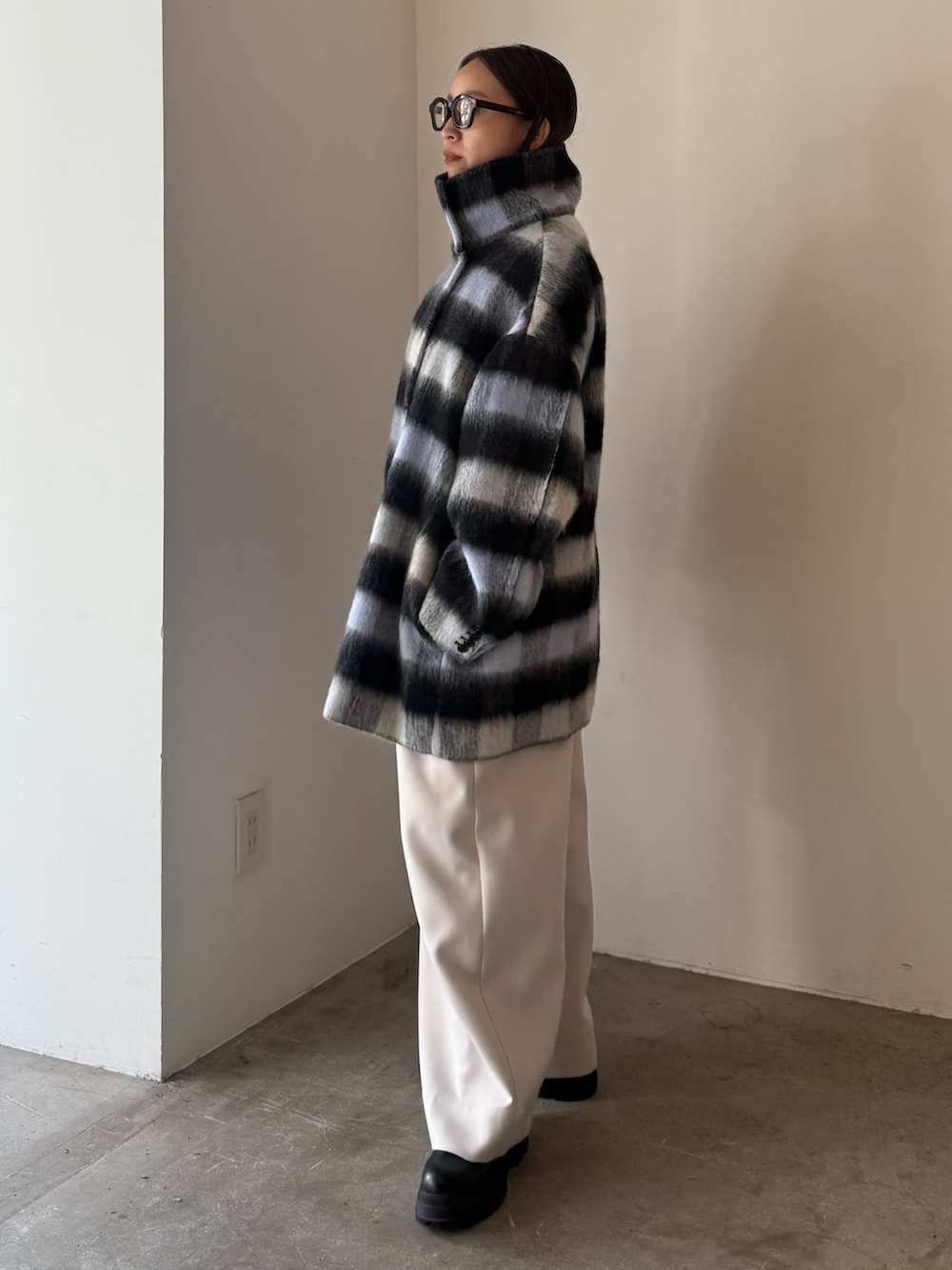 ホワイト系のその他パンツ、その他のその他アウターを着用したレディースの秋コーディネートの2枚目の写真