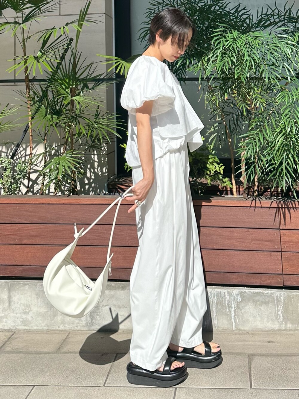 ホワイト系のシャツ/ブラウス、ホワイト系のその他パンツ、ホワイト系のハンドバッグを着用したレディースの春コーディネートの2枚目の写真