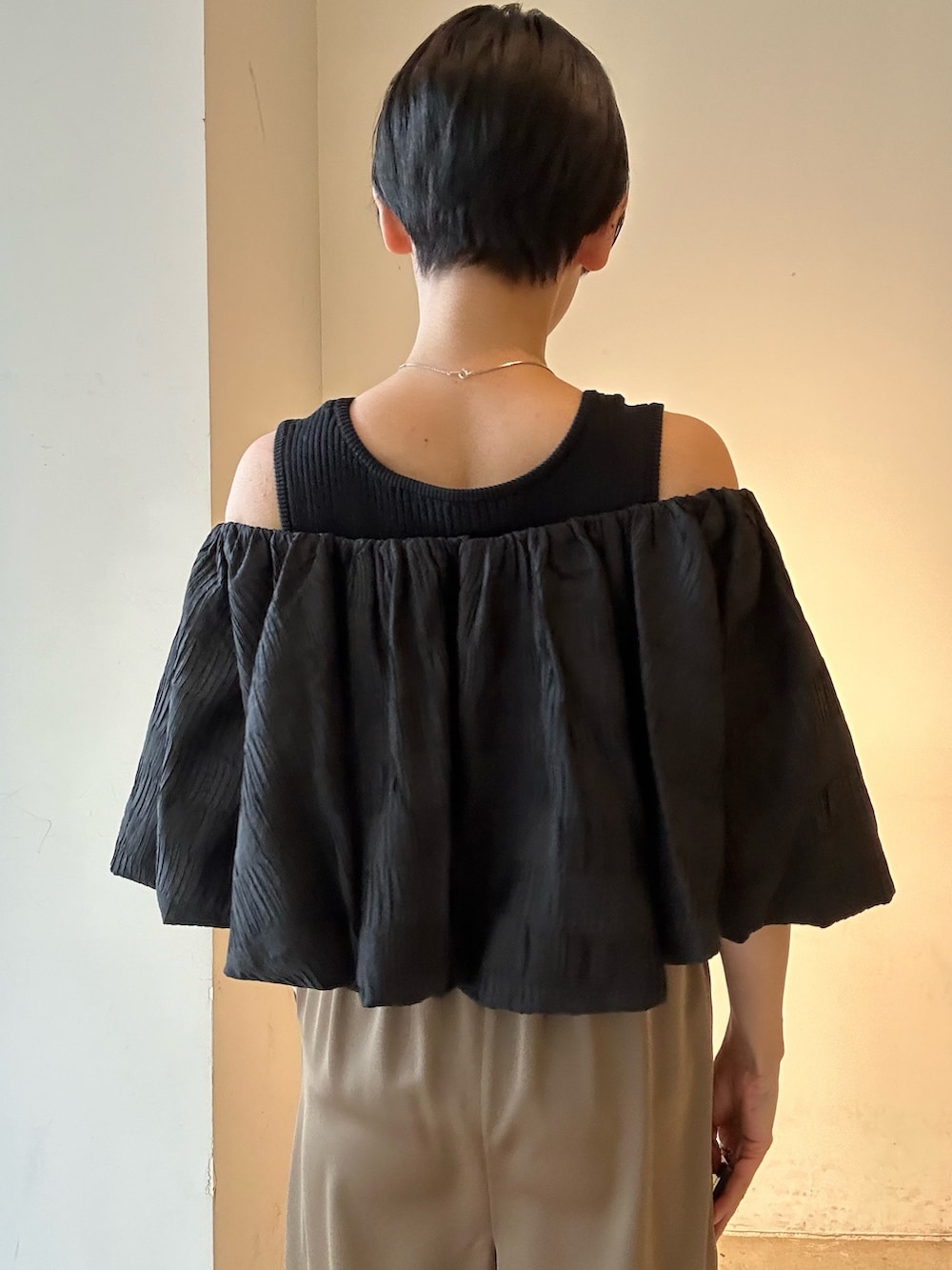 ブラック系のシャツ/ブラウス、ベージュ系のその他パンツ、ブラック系のパンプスを着用したレディースの春コーディネートの8枚目の写真